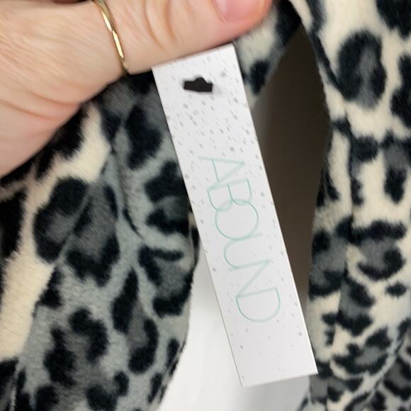 NWT Abound Nordstrom Rack Gray Leopard Cropped Fleece Top Drawstring Medium - Picture 9 of 10